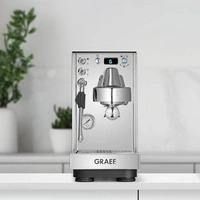 Eine glänzende Chrom-Espressomaschine von Graef mit digitaler Anzeige und Manometer.