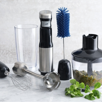 Küchenutensilien: Stabmixer, Becher, Schneebesen, Bürste, Gemüse, Mixerbehälter.
