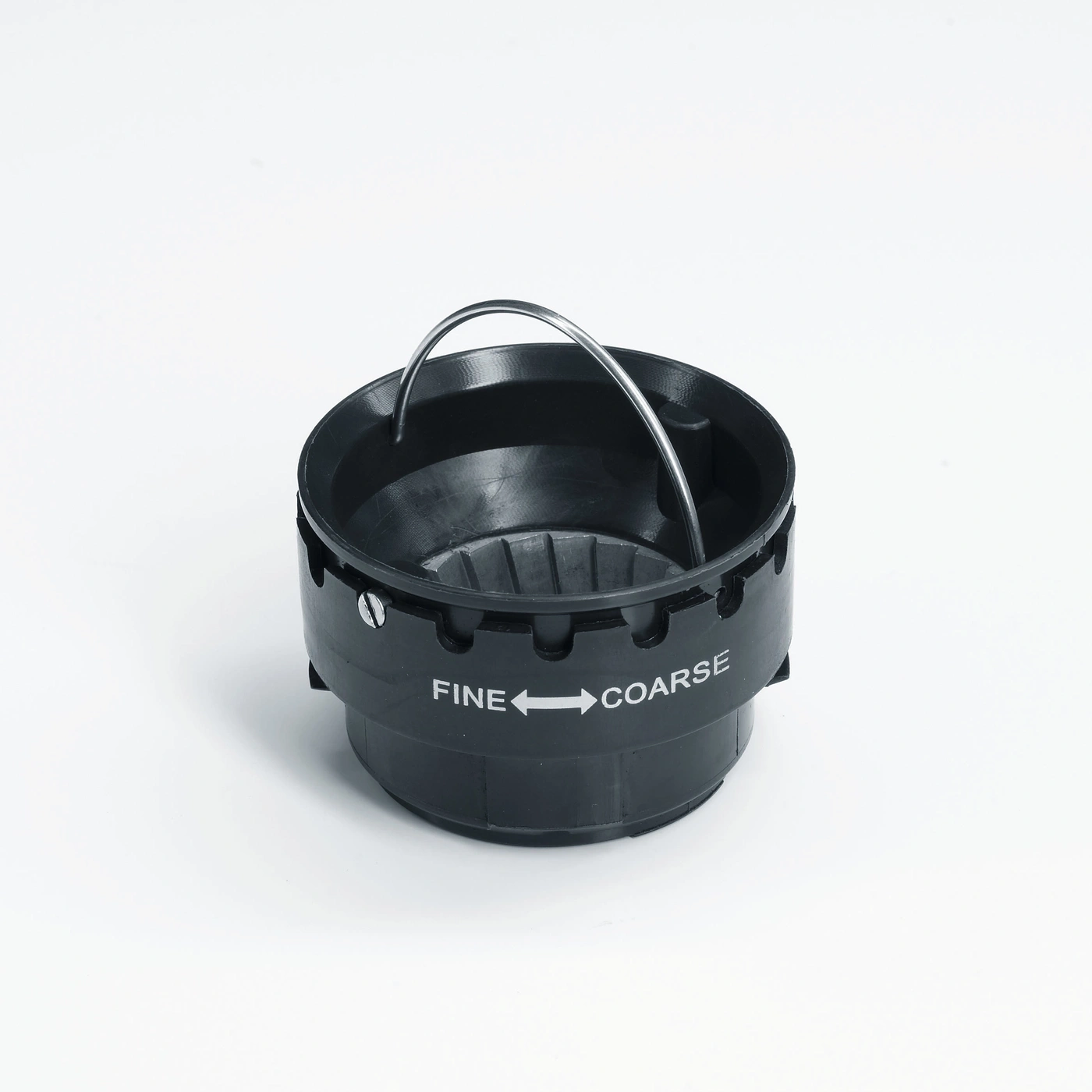 Schwarzer Kaffeemühle mit Griff und Beschriftung 'FINE' und 'COARSE'.