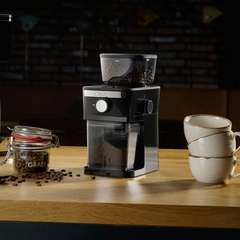Kaffeemühle, Kaffeebohnen, Tassen, Holzoberfläche, Glas, Kaffeezubereitung, Küche