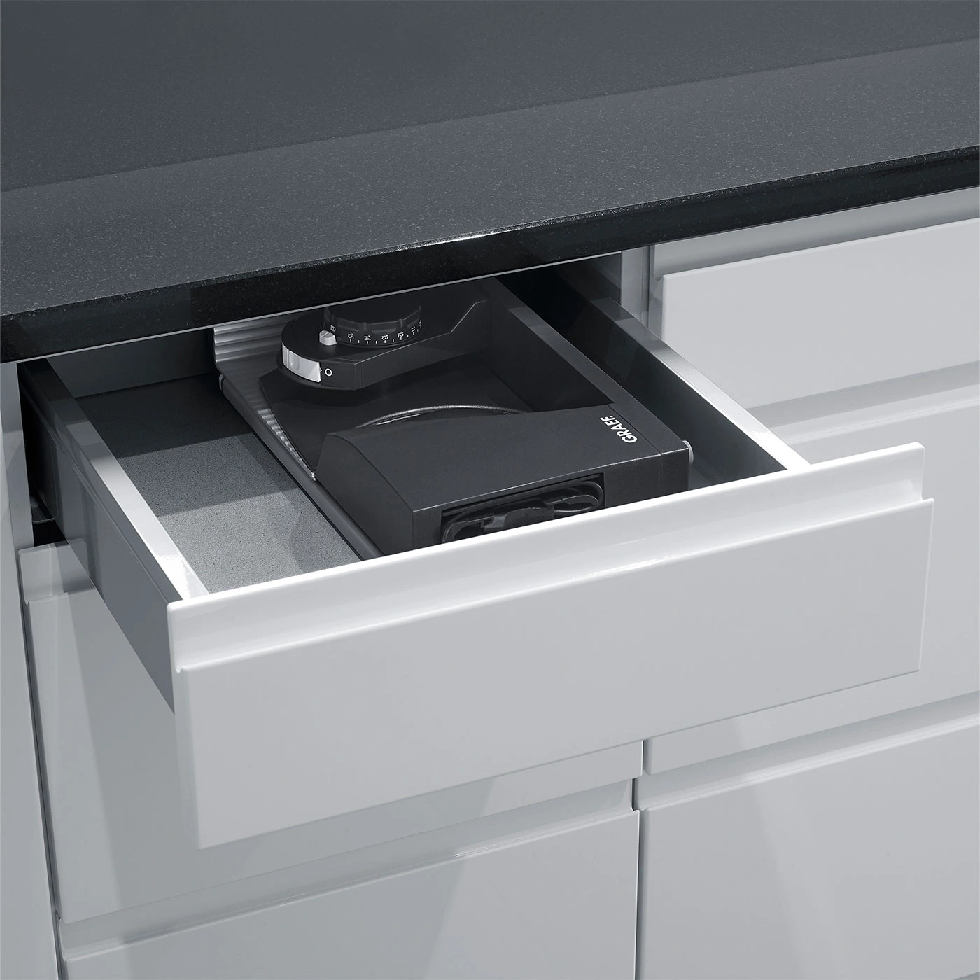 Schublade mit Kaffeemühle, schwarz, in weißem Schrank, Küche, Nahaufnahme