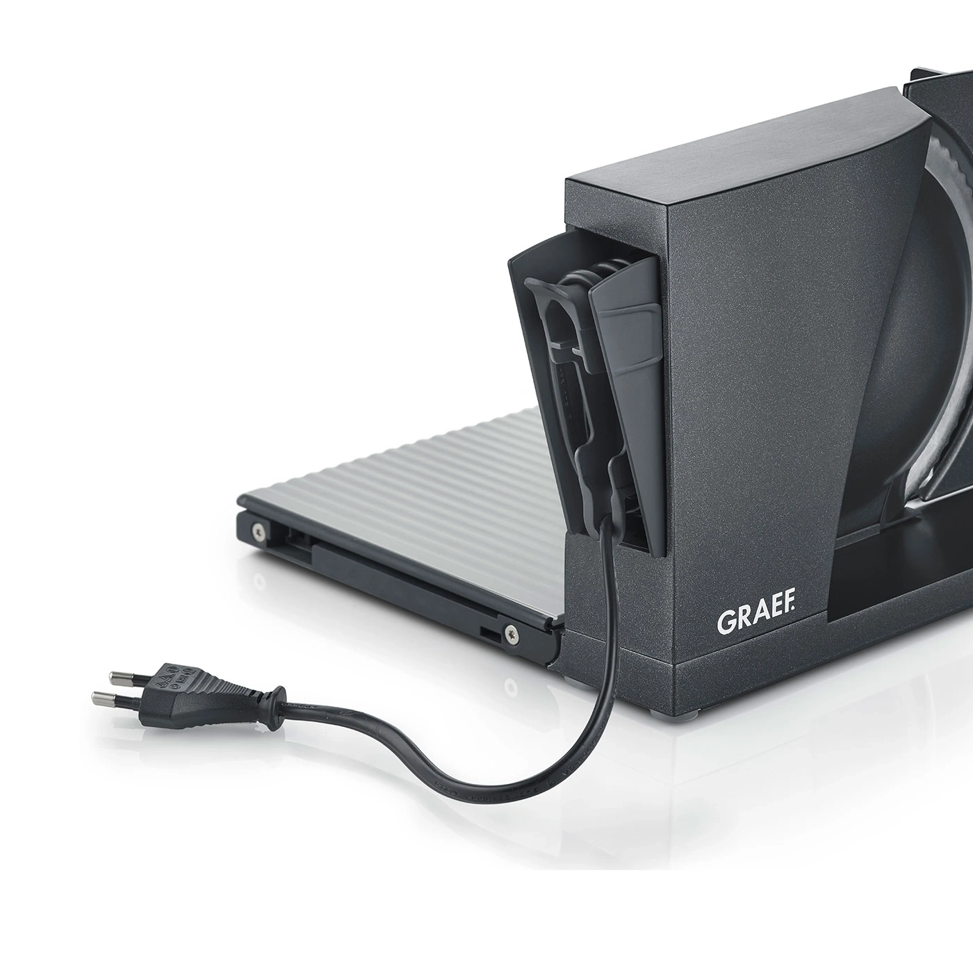 Graef-Allesschneider, schwarz, mit Netzkabel und Stecker, auf weißem Hintergrund