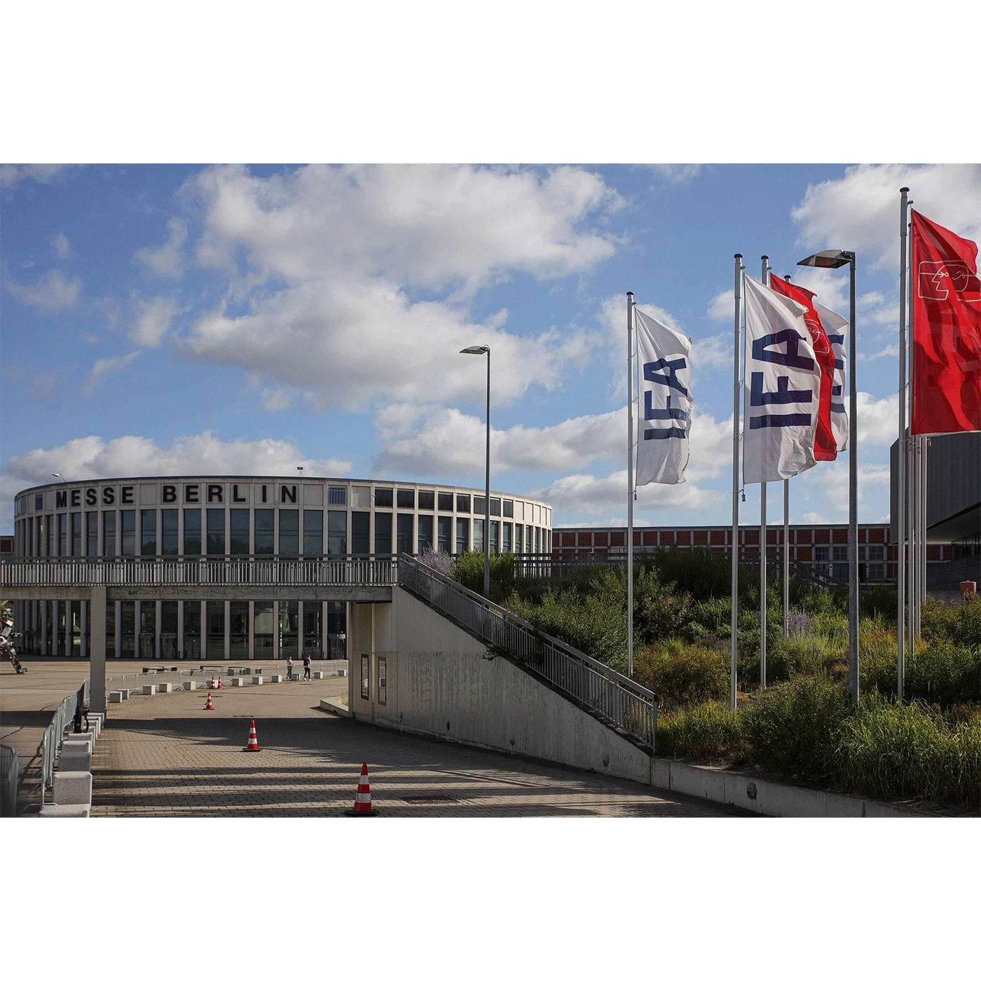 Messe Berlin mit IFA-Flaggen und blauem Himmel mit Wolken