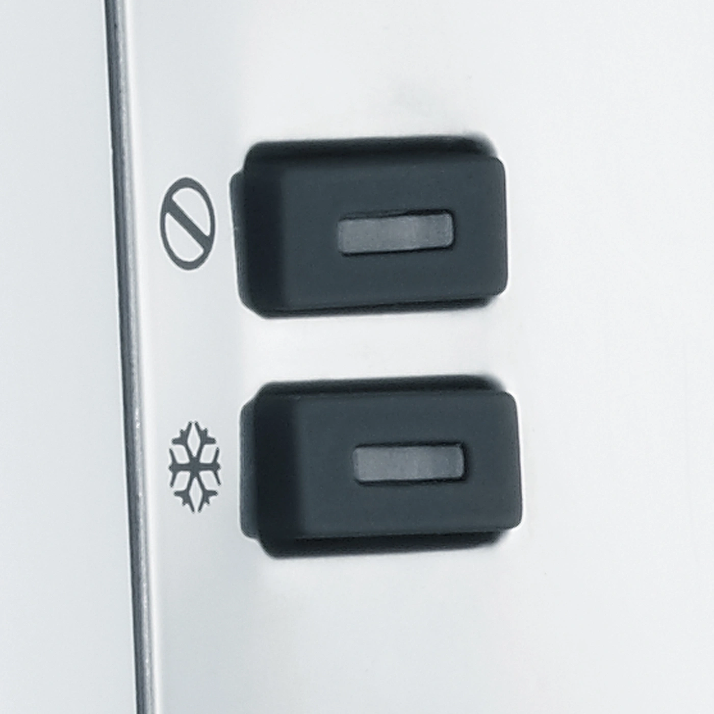 Kühlschrank-Bedienelemente mit Symbolen für Aus und Kälte, zwei schwarze Knöpfe.