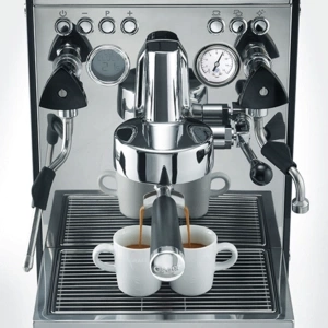 Espressomaschine mit zwei Tassen, die Kaffee zubereitet und ausgibt.