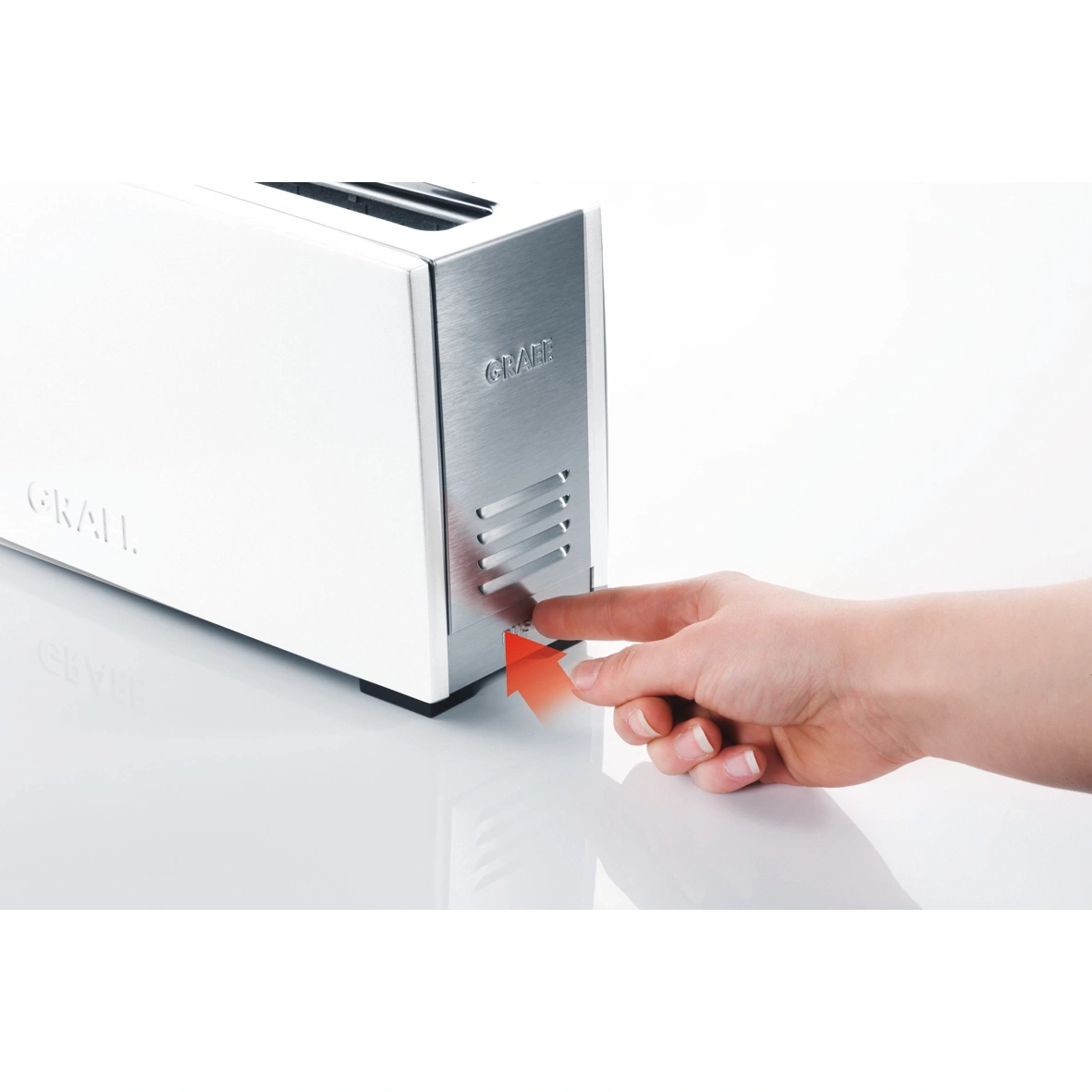 Weißer Toaster mit silbernen Akzenten. Hand drückt Knopf mit rotem Pfeil.
