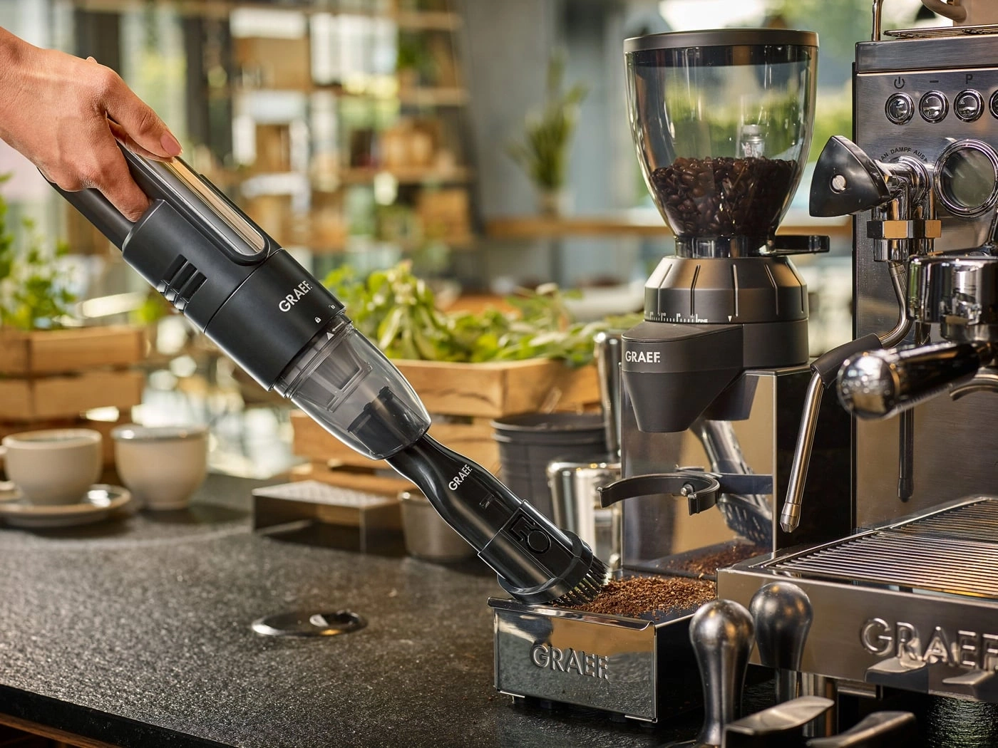 Machine à café avec aspirateur. Nettoyage du marc de café. Marque GRAEF. Aspirateur noir.