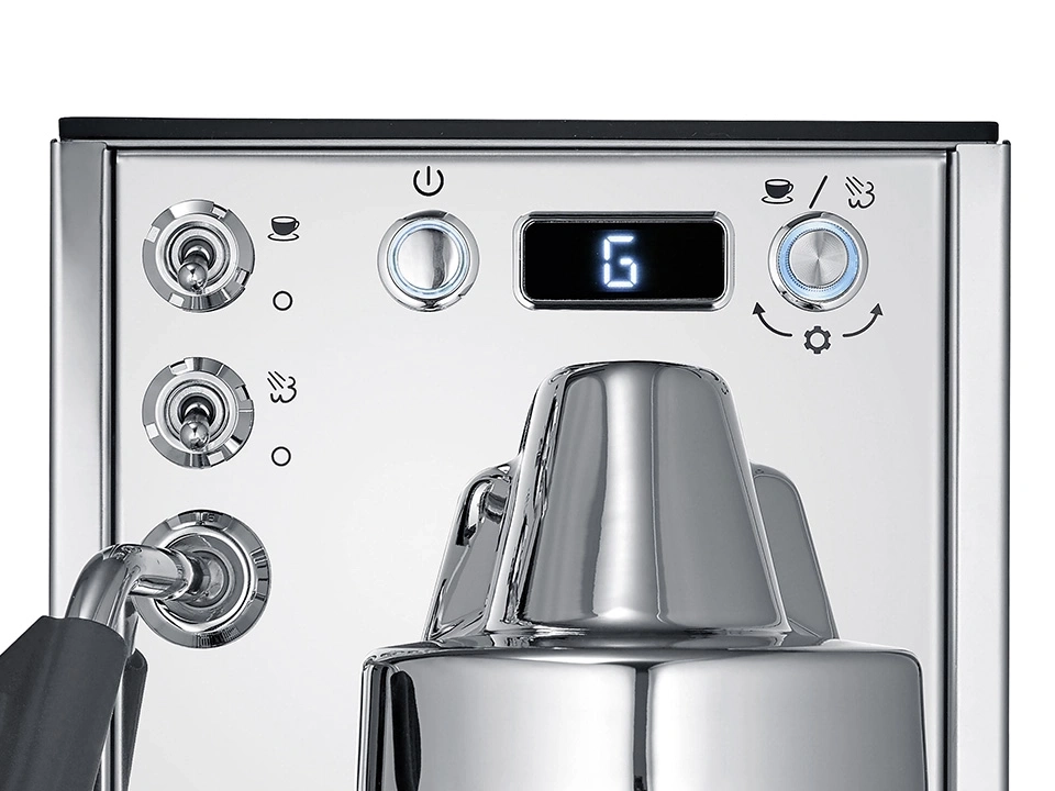 Kaffeemaschine mit digitalen Anzeigen und Drehreglern