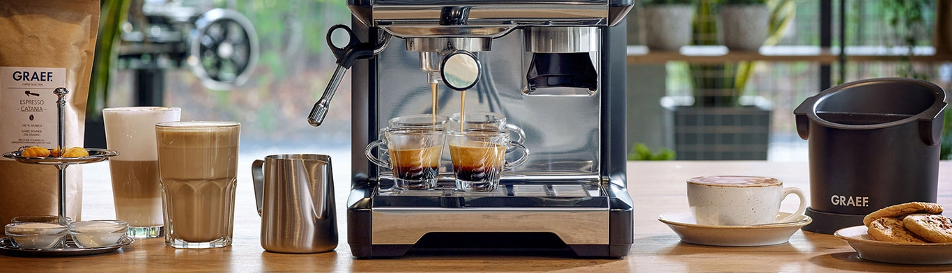 Machine à café avec expresso, tasses, lait, biscuits et grains de café