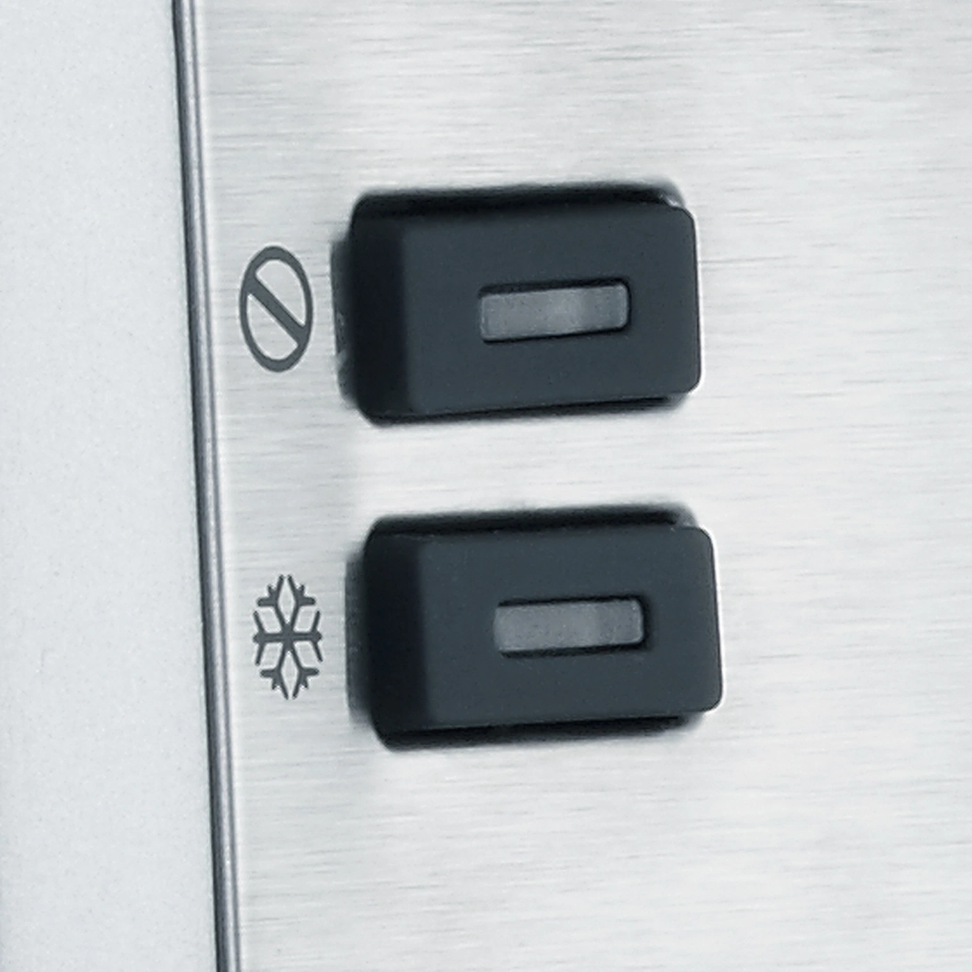 Kühlschrank-Bedienelemente mit Symbolen und Knöpfen für Temperaturregelung.