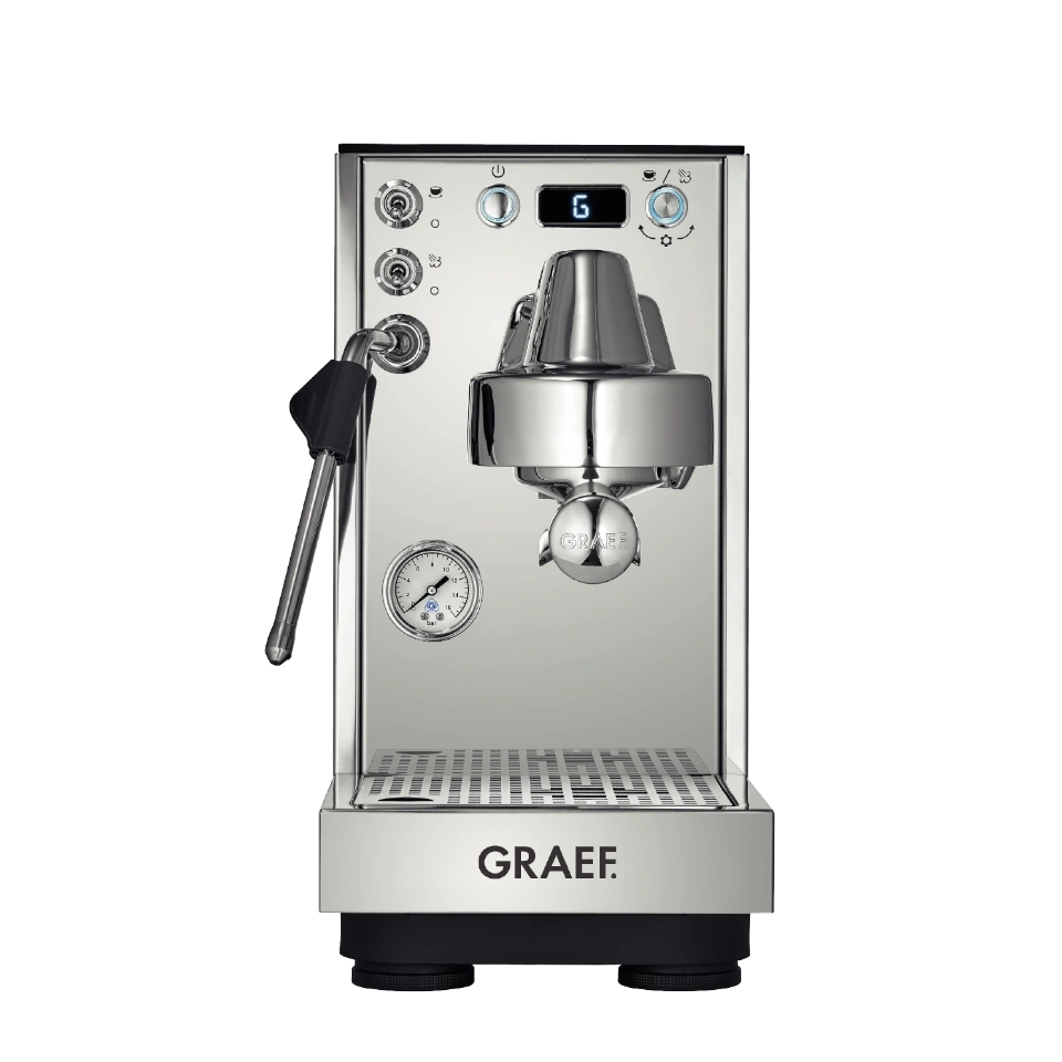 Eine glänzende Chrom-Espressomaschine von Graef mit Manometer und digitaler Anzeige.