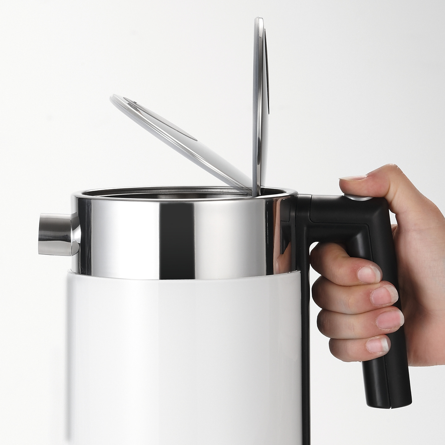 Weißer Wasserkocher mit geöffnetem Deckel, gehalten von einer Hand, Nahaufnahme