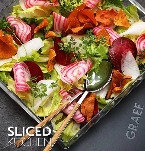 Salade avec betteraves, chips de légumes et herbes dans un bol