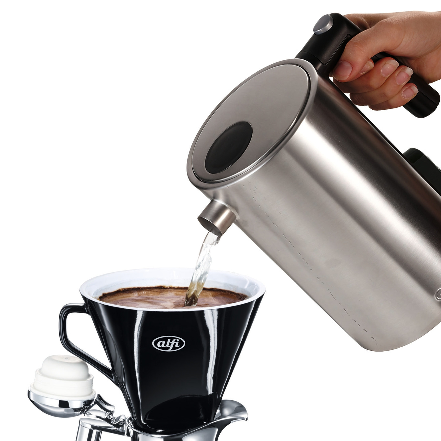 Kaffeekanne gießt Wasser in eine schwarze Tasse mit Kaffee, alfi-Logo.