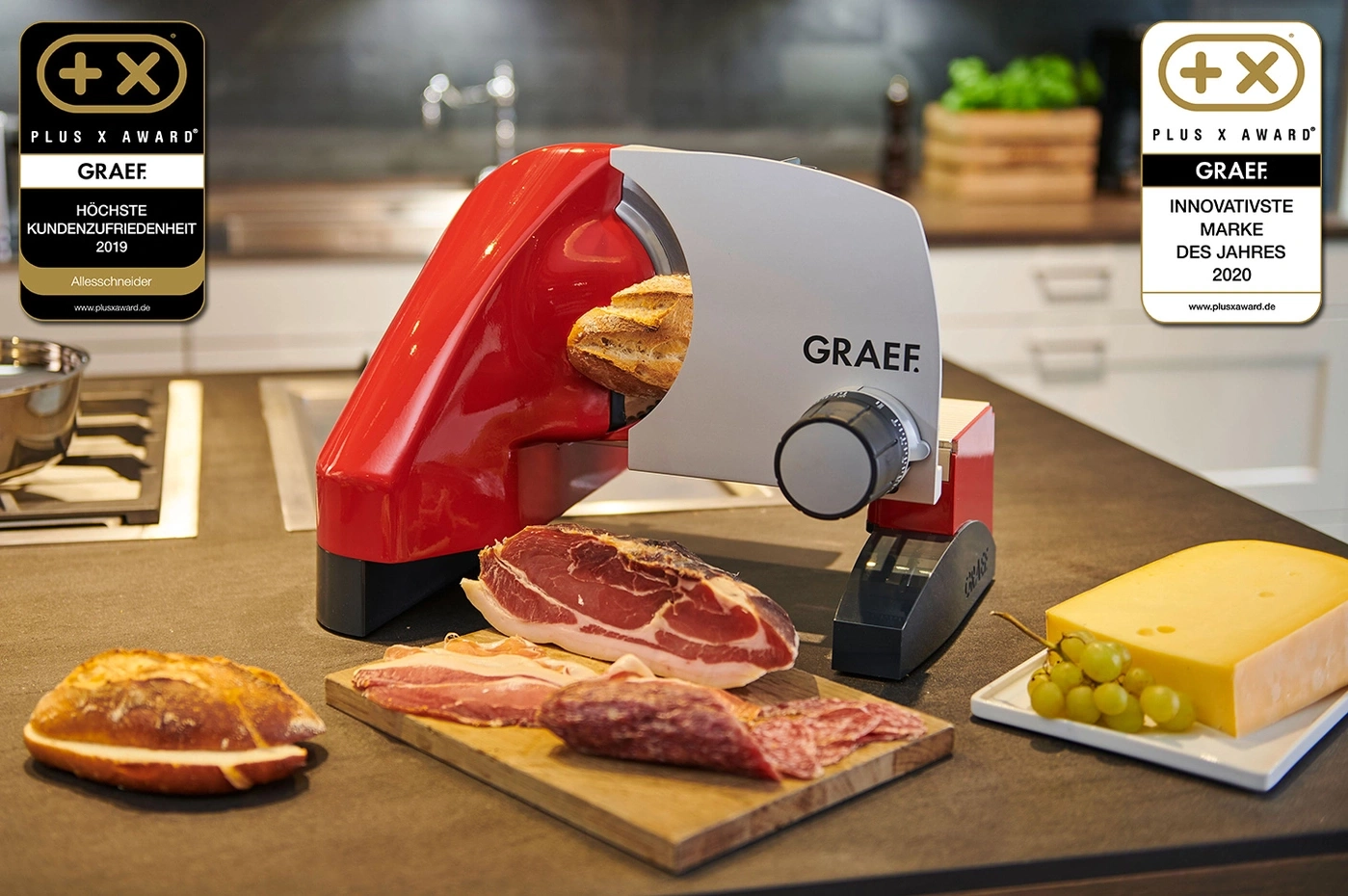 Trancheuse GRAEF avec pain, viande et fromage sur un plan de travail de cuisine.