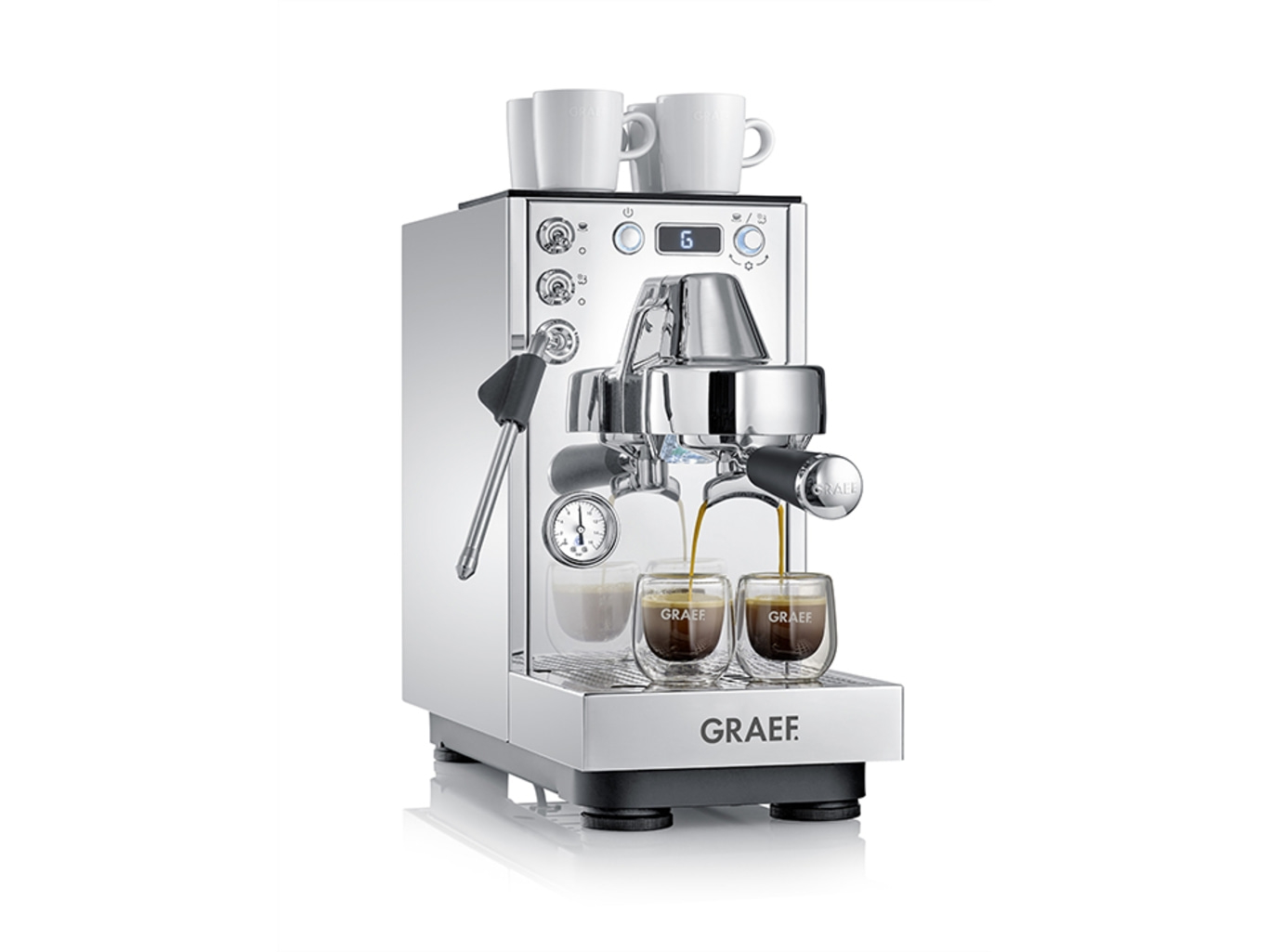 Eine glänzende Chrom-Espressomaschine mit zwei Tassen darauf und Espresso, der in Gläser fließt.