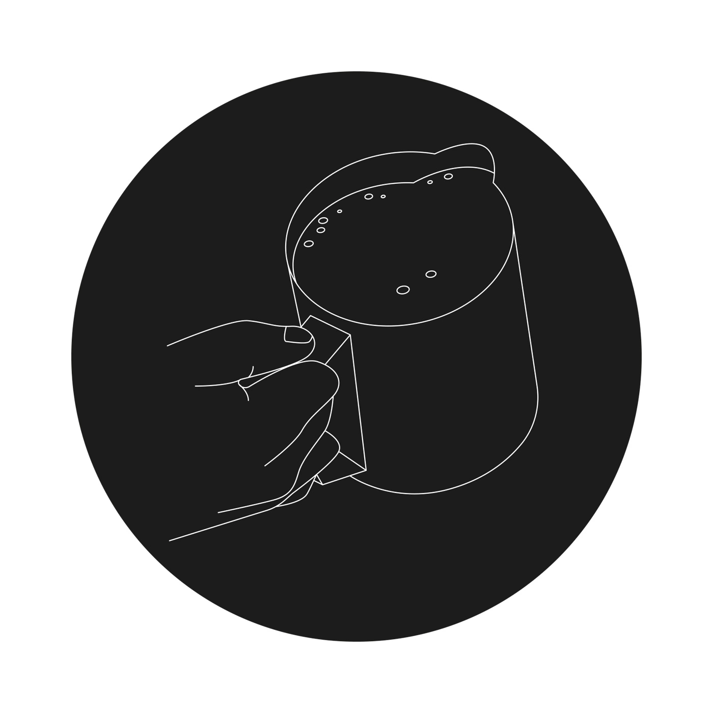 Hand hält Kaffeekanne in einem schwarzen Kreis, minimalistisch