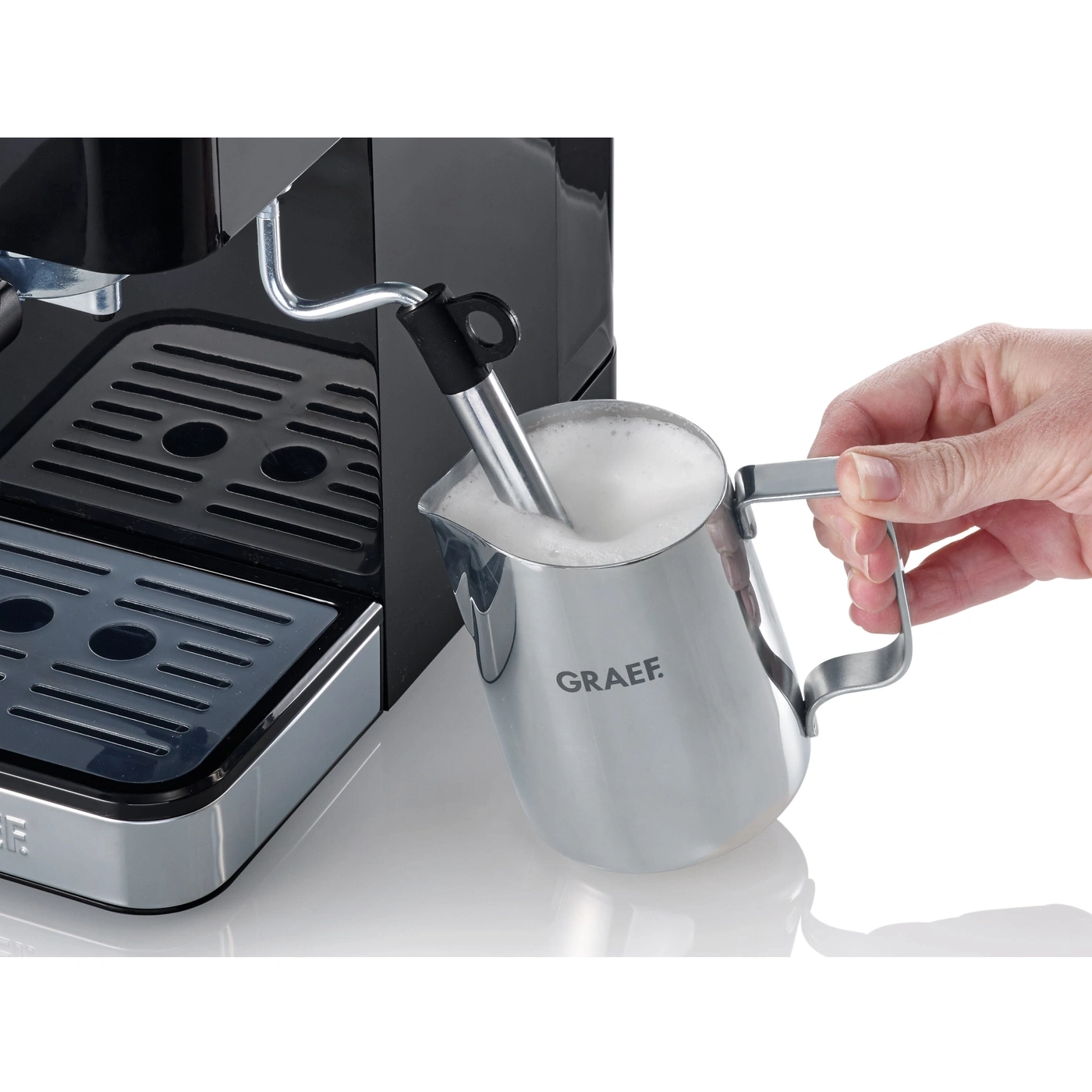 Kaffeemaschine mit Milchaufschäumer und Milchkanne mit aufgeschäumter Milch, GRAEF.