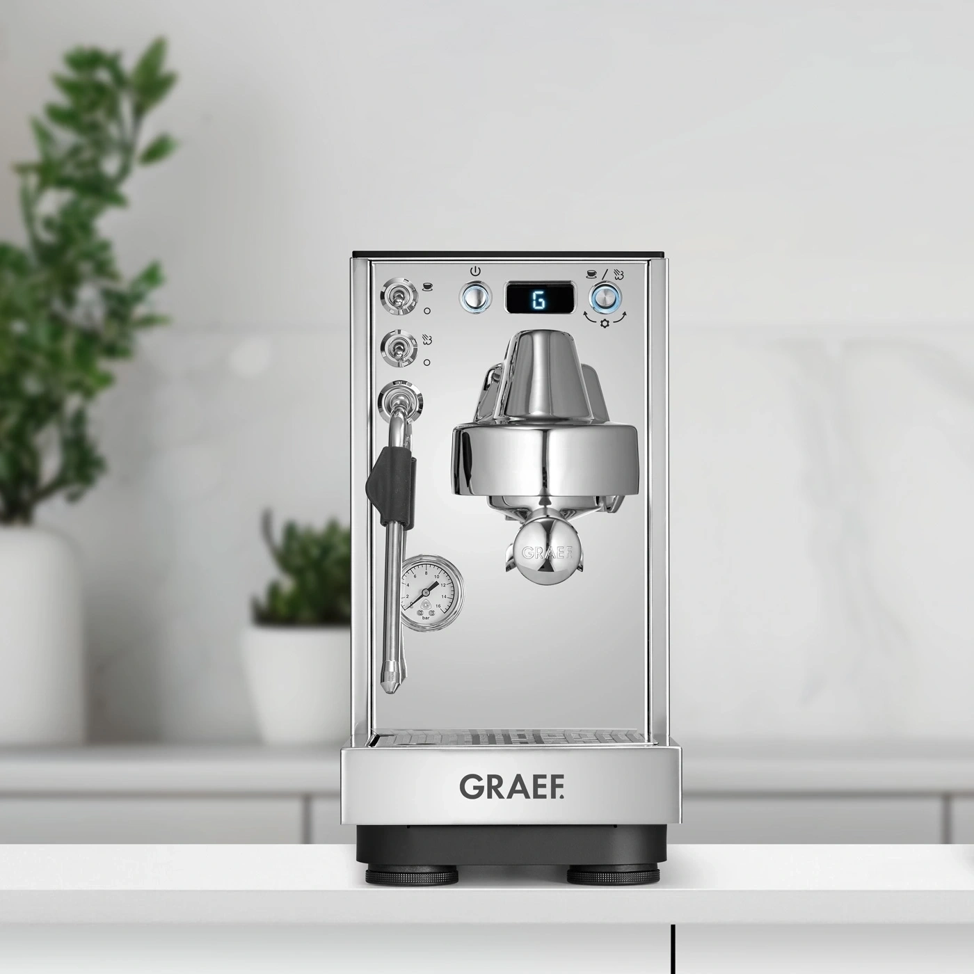 Eine glänzende Chrom-Espressomaschine von Graef mit digitaler Anzeige und Manometer.