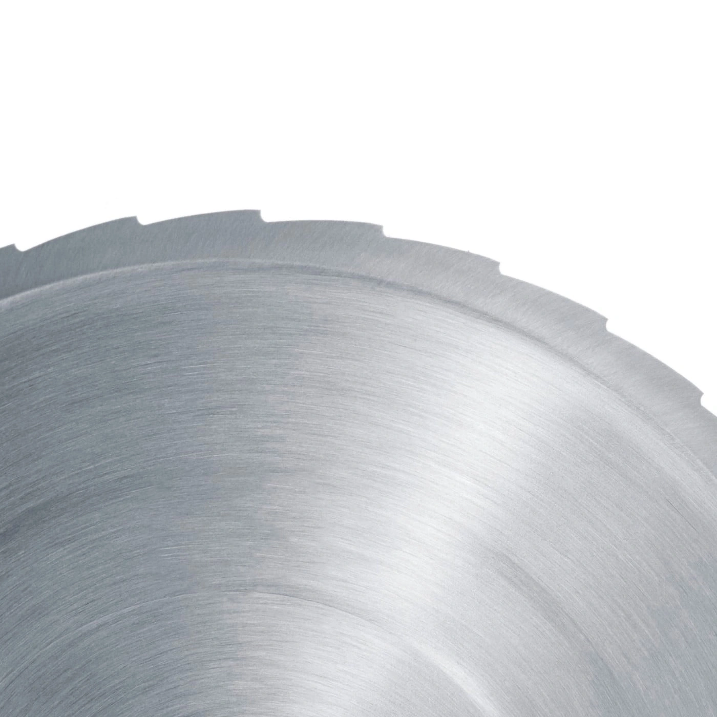 Kreissägeblatt aus Metall, scharfkantig, Detailaufnahme, isoliert auf Weiß