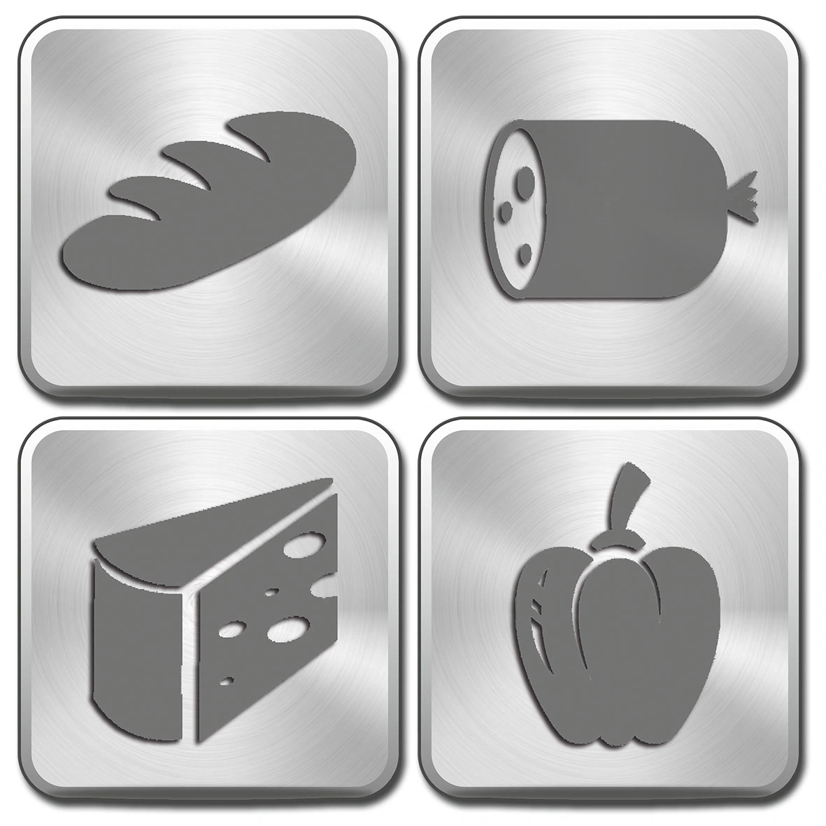 Brot, Wurst, Käse und Paprika auf quadratischen Metallplatten