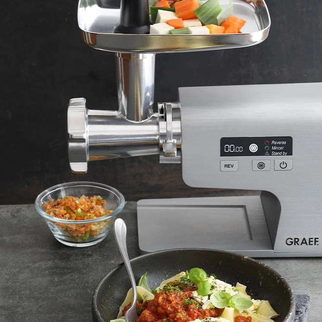 Fleischwolf mit Gemüse, Pasta und Gericht, GRAEF-Logo, Nahaufnahme