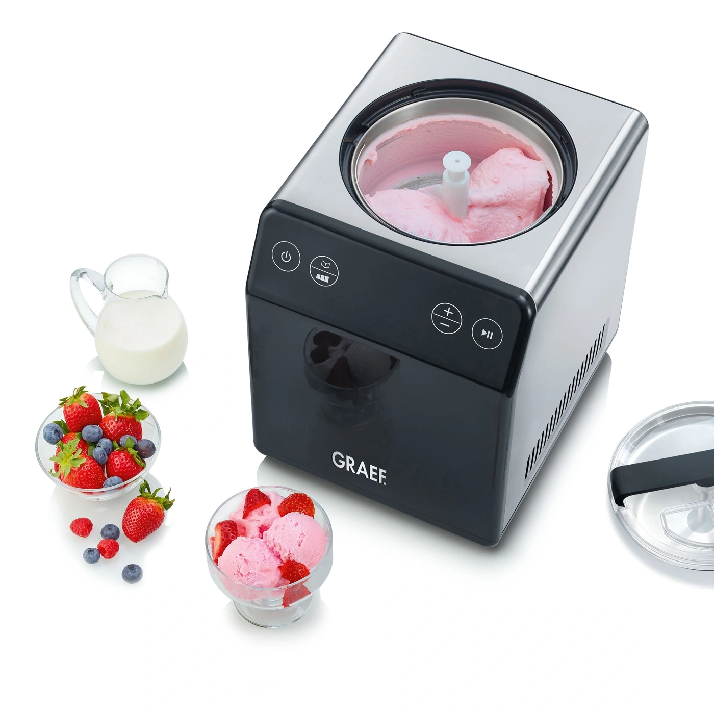Eismaschine mit Eis, Früchten und Milch auf weißem Hintergrund