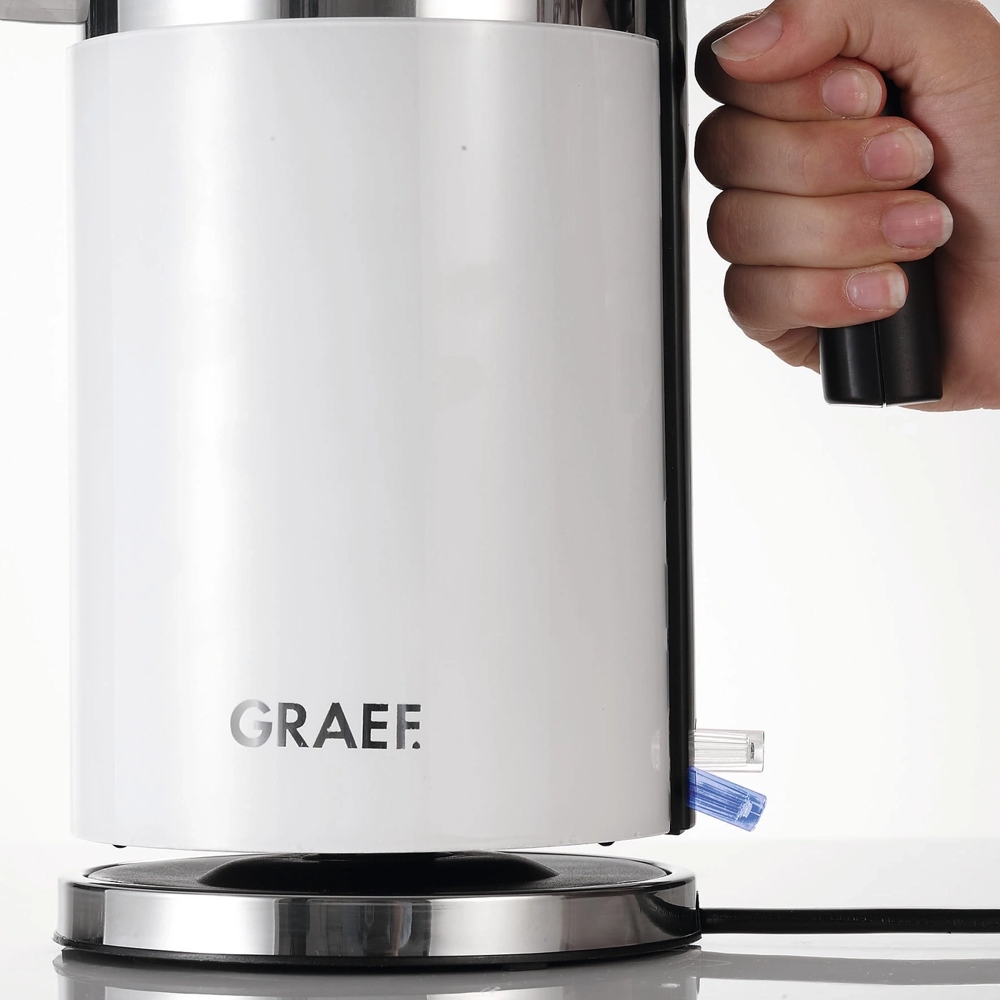 Weißer Wasserkocher mit Hand, GRAEF-Logo, Stromkabel, blauem Kunststoff.