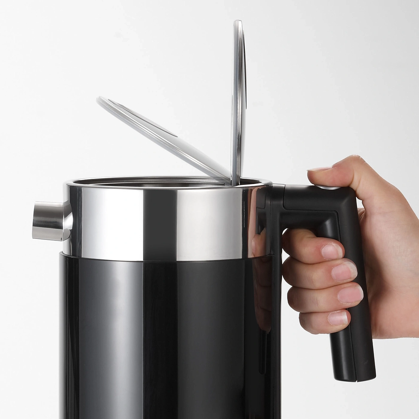 Wasserkocher mit offenem Deckel, der von einer Hand gehalten wird, Nahaufnahme