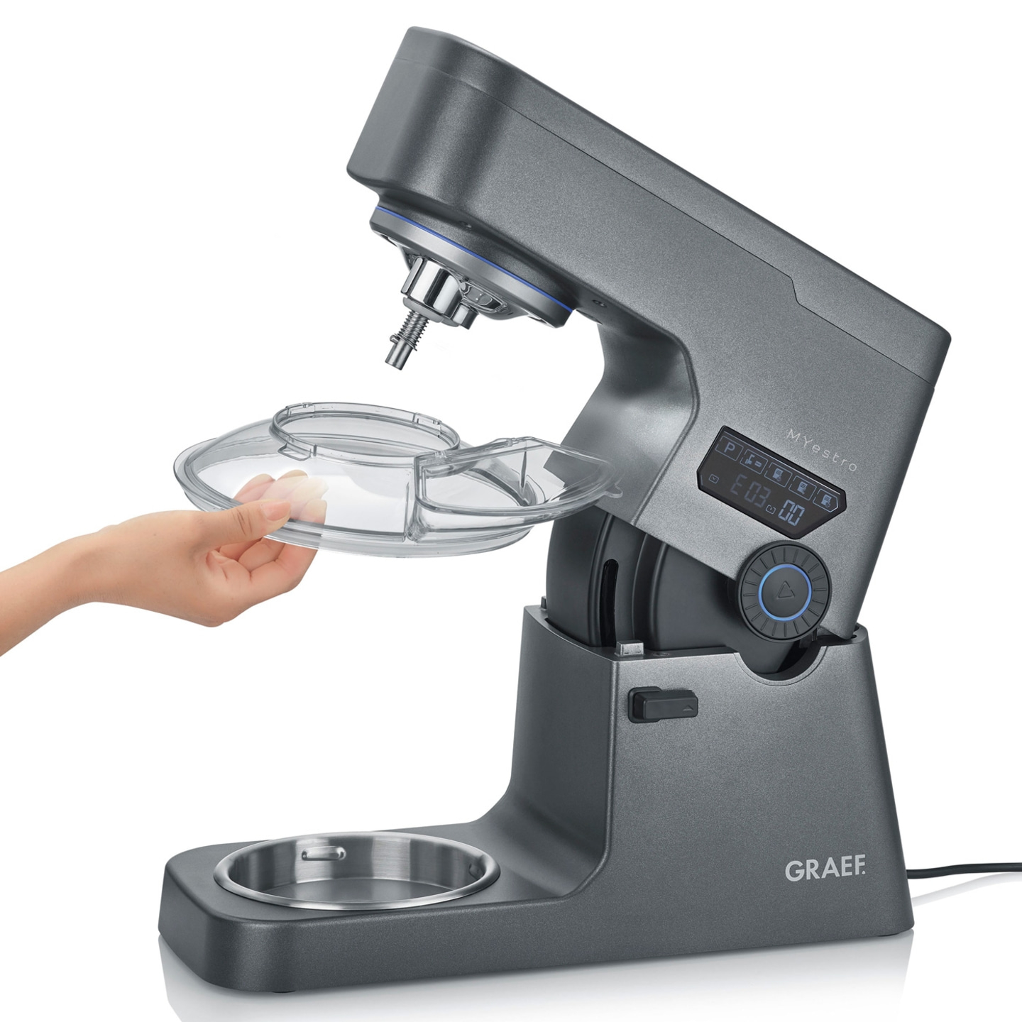 Robot de cuisine gris avec accessoires, main tenant le couvercle, modèle Myestro, logo GRAEF.