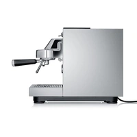 Eine silberne Espressomaschine mit schwarzem Griff und Abtropfschale.