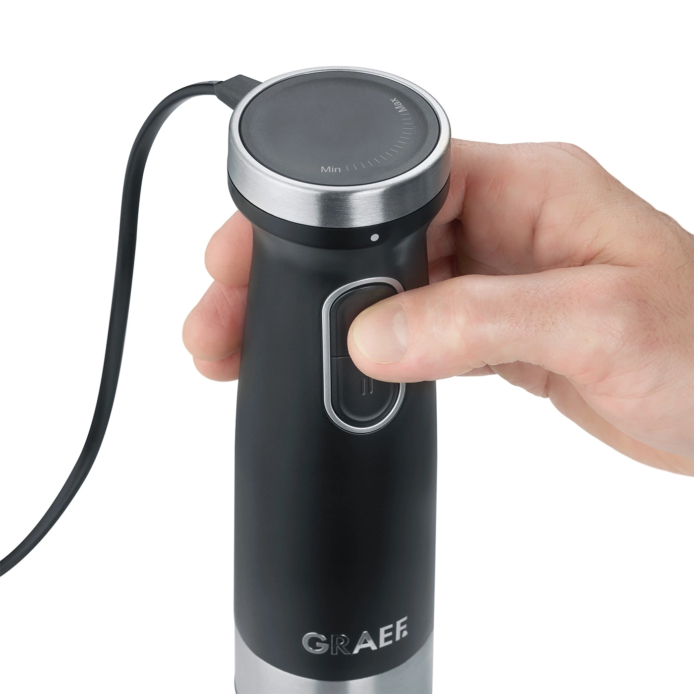 Handmixer, schwarz, mit Drehregler und Knopf, gehalten von einer Hand.