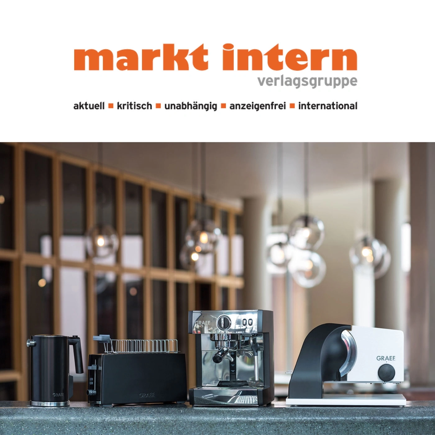 Kaffeemaschine, Toaster, Wasserkocher und Brotschneidemaschine auf einer Theke