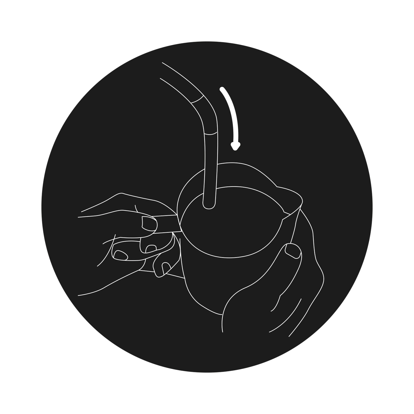 Hände halten eine Tasse, ein Pfeil zeigt auf eine Flüssigkeit.