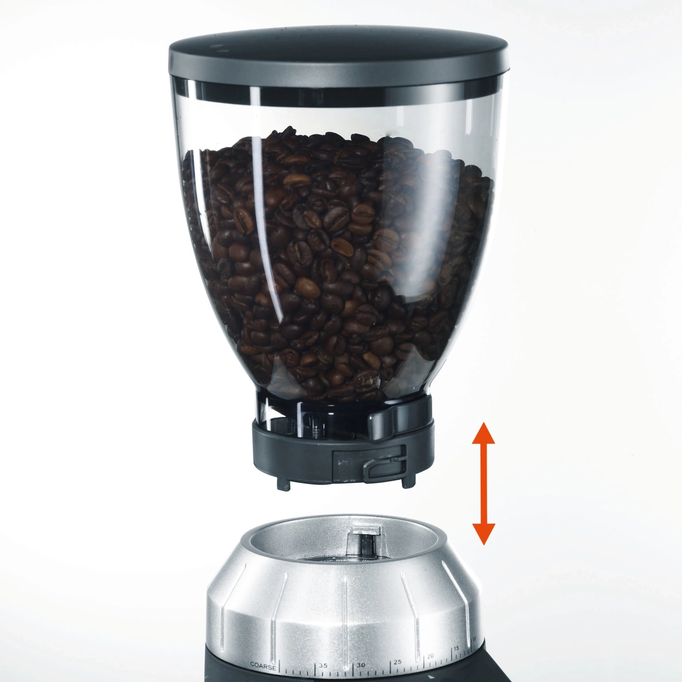 Kaffeemühle mit Bohnen, Pfeil zeigt die Richtung der Montage an.