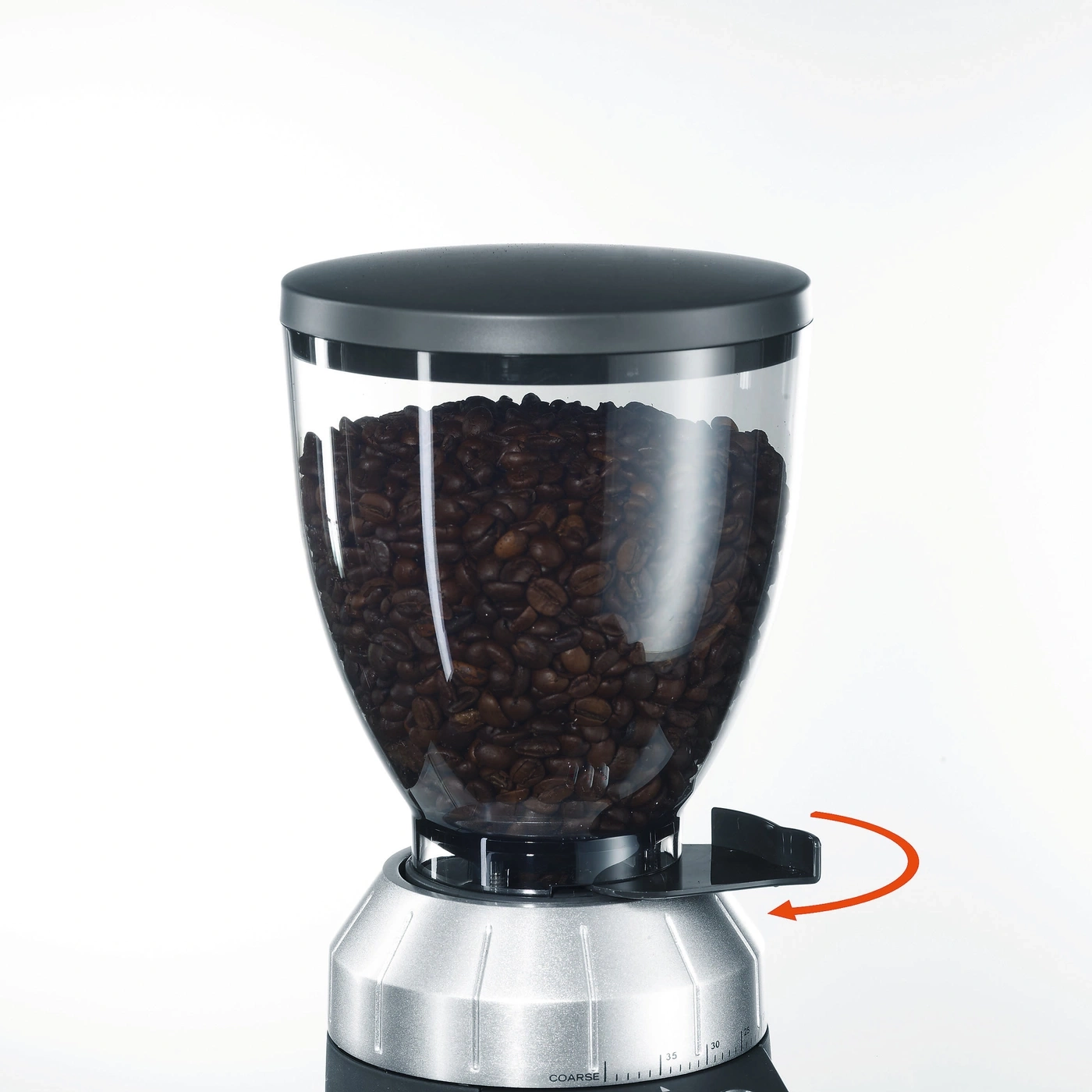 Kaffeemühle mit Bohnen, Mahlgrad einstellbar, Pfeil zeigt die Richtung.