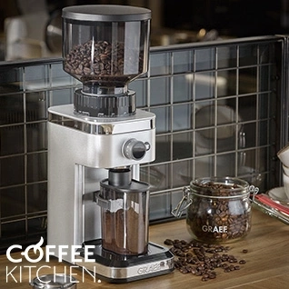 Moulin à café avec grains et café moulu, prêt pour une infusion.