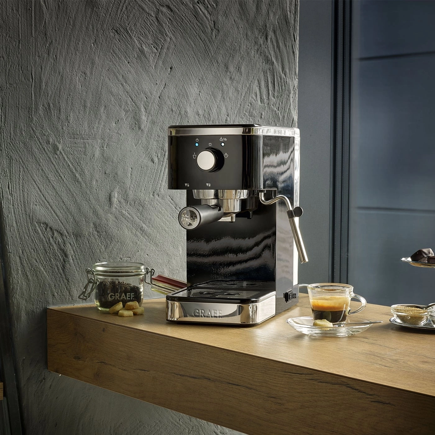 Espressomaschine auf Holzplatte mit Kaffee und Zubehör, modern