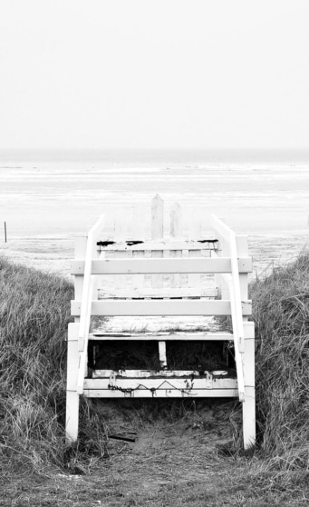 Weißer Strandzugang mit Treppe und Meer im Hintergrund, Schwarzweiß-Foto