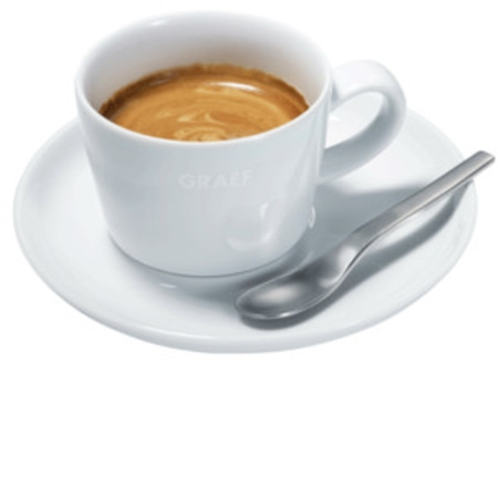 Espresso in weißer Tasse mit Untertasse und Löffel, Nahaufnahme.