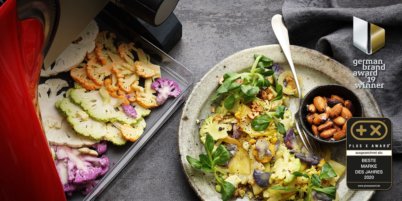 Plat avec chou-fleur, amandes et récompenses, gros plan, photographie culinaire