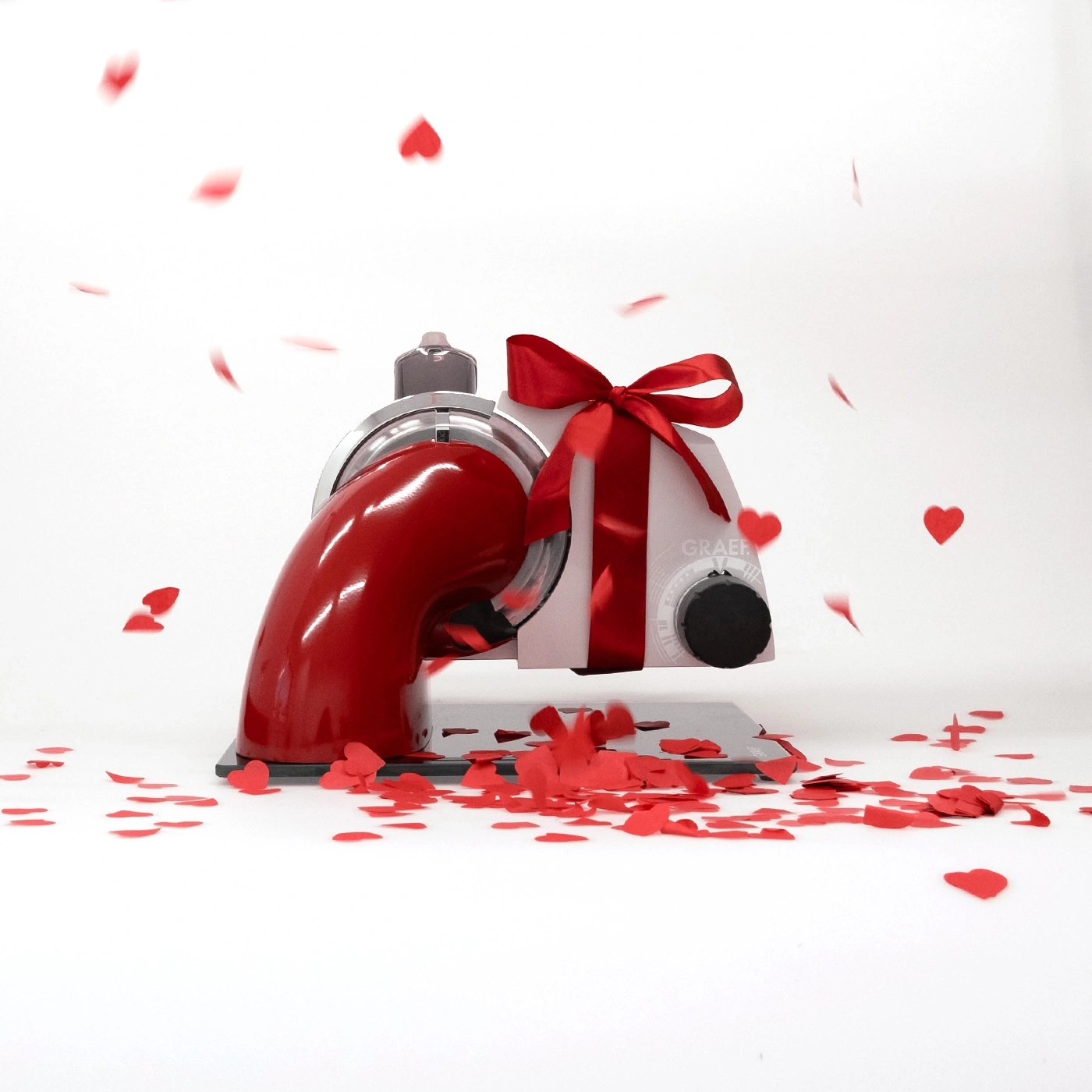 Machine rouge avec nœud et cœurs, idée cadeau pour la Saint-Valentin.