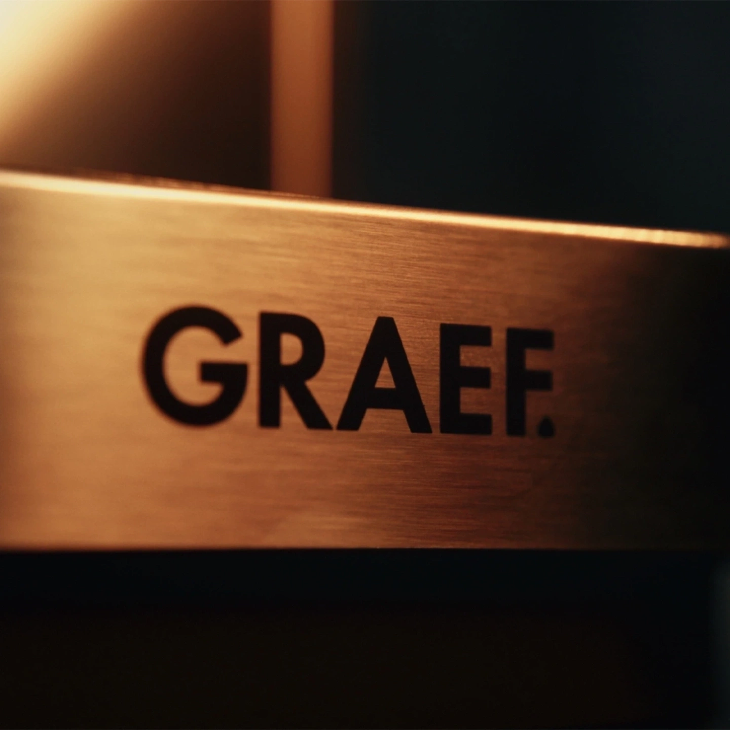 Das Logo von GRAEF auf einem gebürsteten Metallschild.