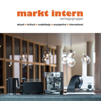 Kaffeemaschine, Toaster, Wasserkocher und Brotschneidemaschine auf einer Theke