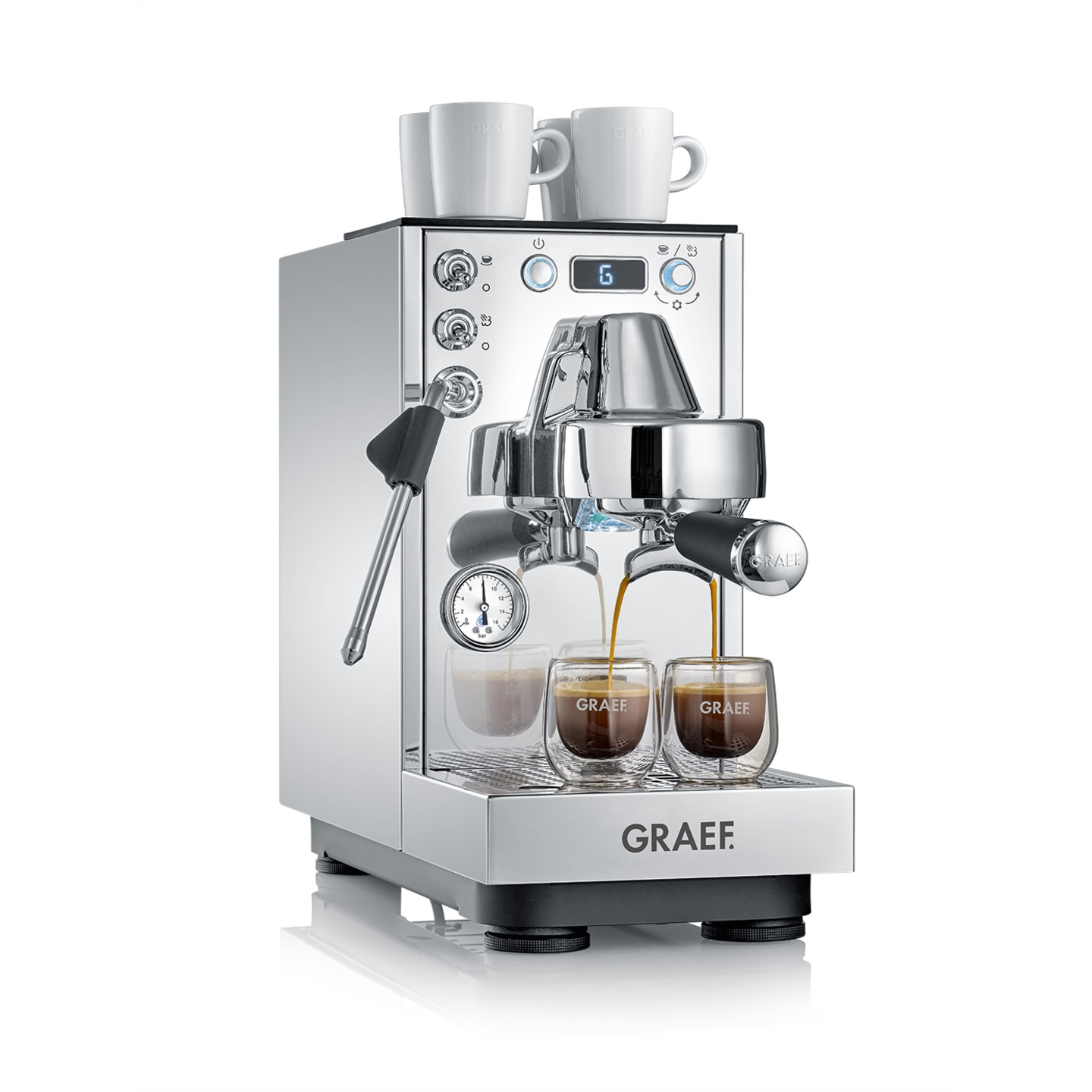 Eine glänzende Chrom-Espressomaschine mit zwei Tassen Kaffee und zwei Tassen auf der Oberseite.