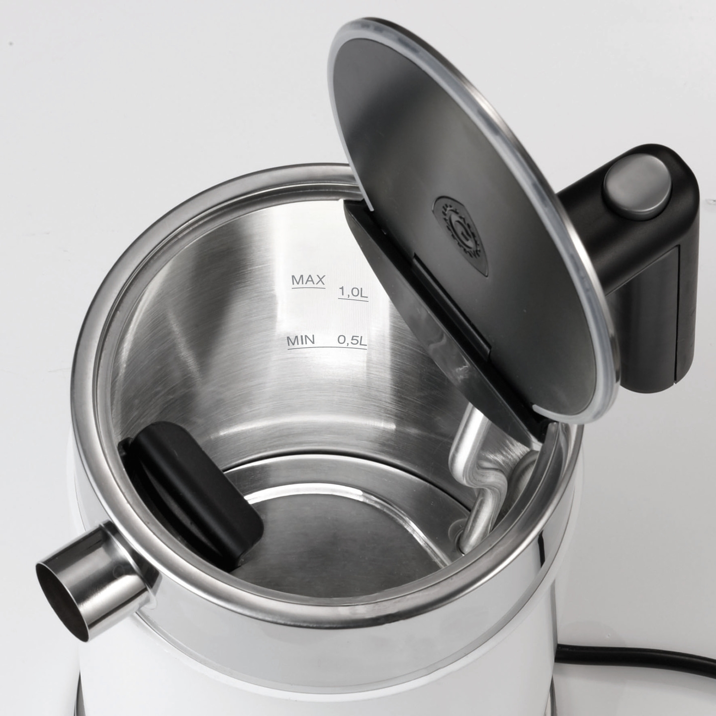Wasserkocher mit offenem Deckel, Innenansicht, Füllstandsanzeige, schwarz-weiß