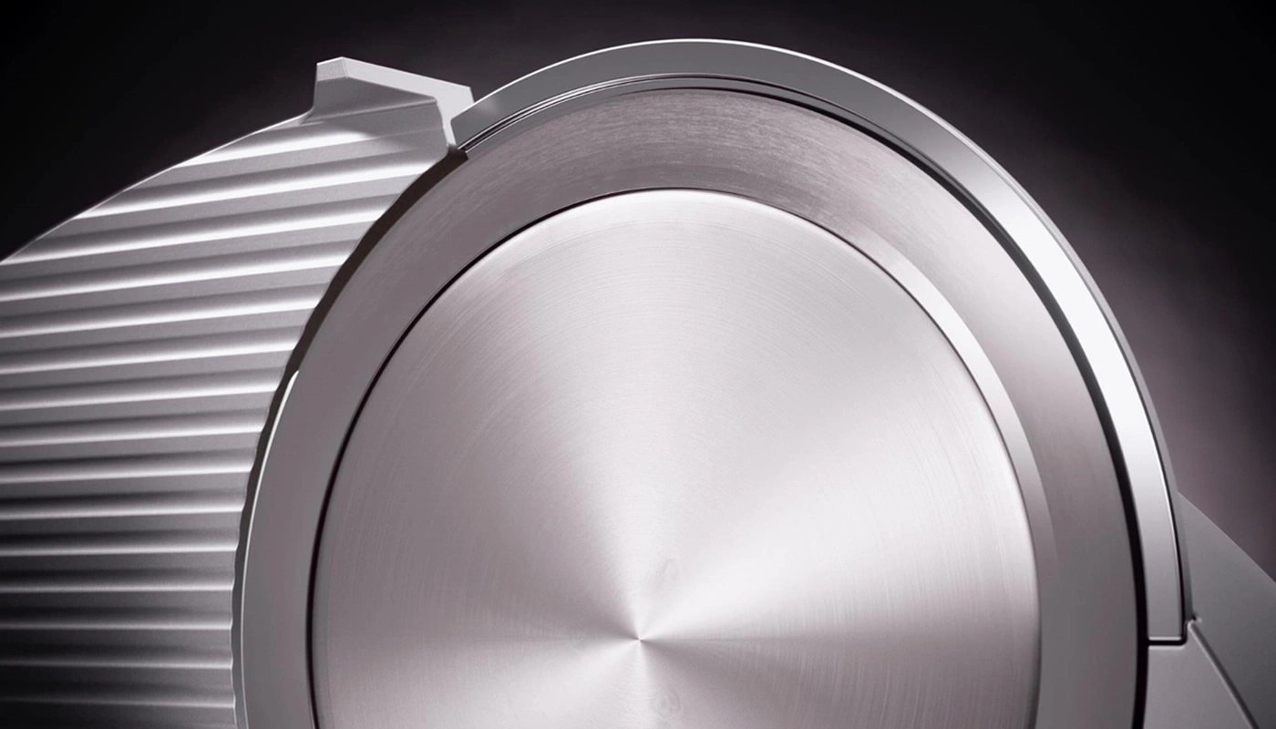 Gros plan d'une machine argentée avec une surface striée et une surface lisse et circulaire