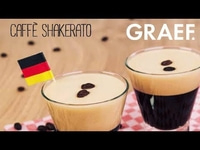 Zwei Kaffeecocktails mit Kaffeebohnen und einer Deutschlandflagge auf einem Tisch.