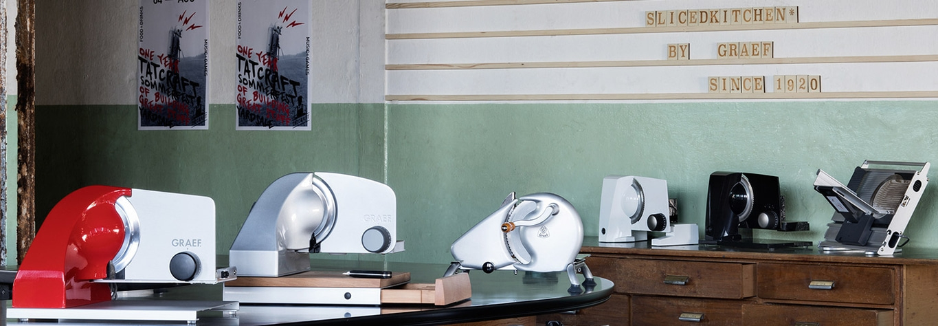 Graef-Schneidemaschinen in einer Küche, Vintage-Stil, verschiedene Modelle, Retro-Design, Küchengeräte.