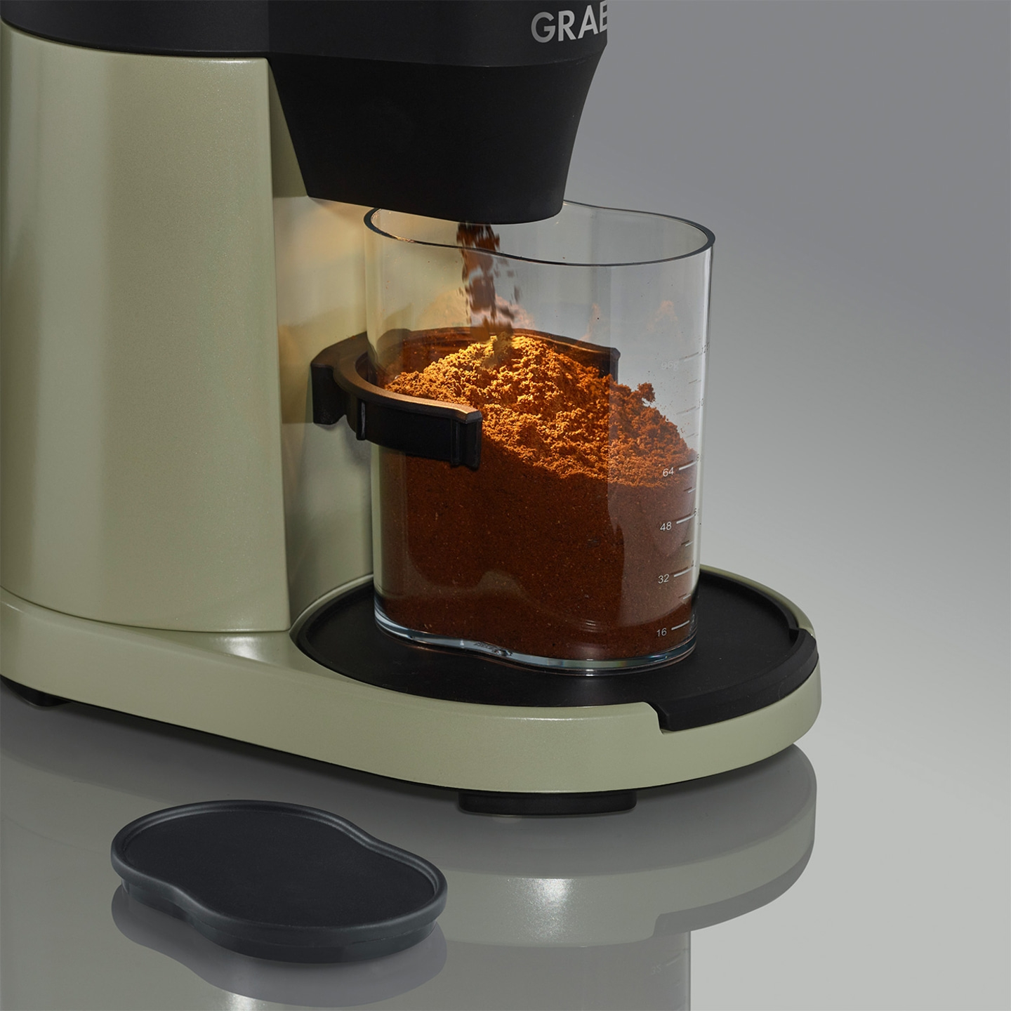 Moulin à café, poudre de café, récipient en verre, préparation du café, processus de mouture, machine à café, cuisine, appareil, marron, noir